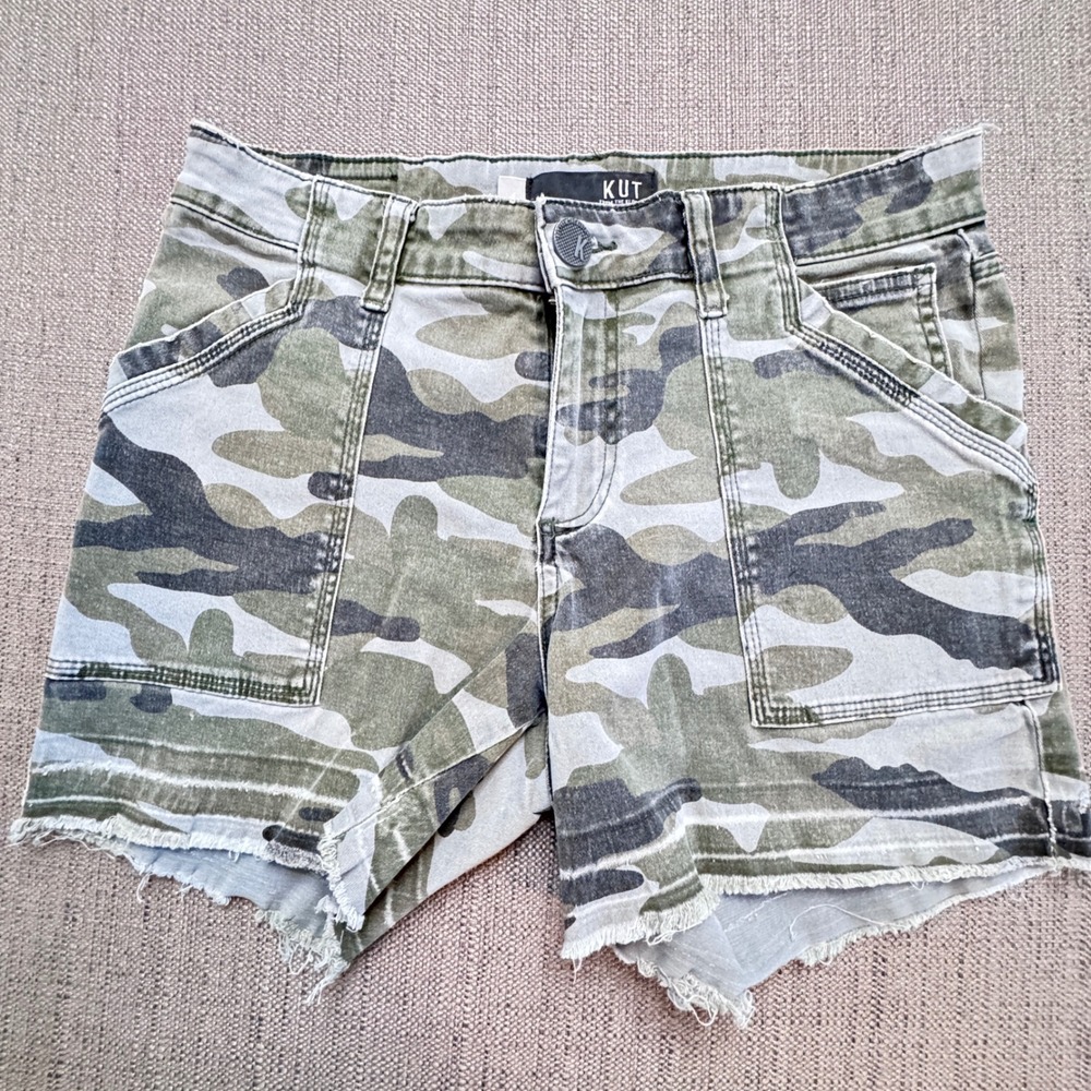 KUT from the Kloth Camo Utility Shorts Green Frayed Hem Size 4